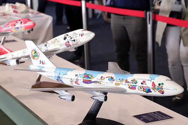 ディズニー特別塗装機「JAL DREAM EXPRESS FANTASIA 80」遊覧フライト