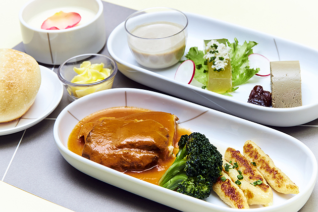 JAL国内線ファーストクラス機内食 8月は「十勝ヒルズ ファーム